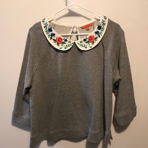 Adorable feminine crew neck sweater with collar